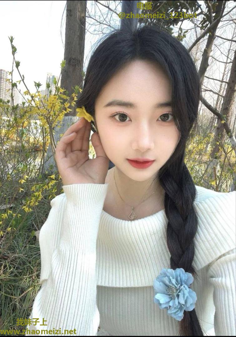 白嫩光滑小妹