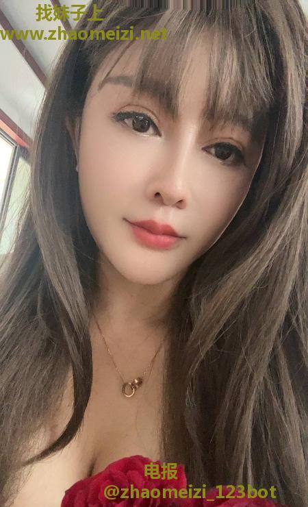 美少妇激情舌吻