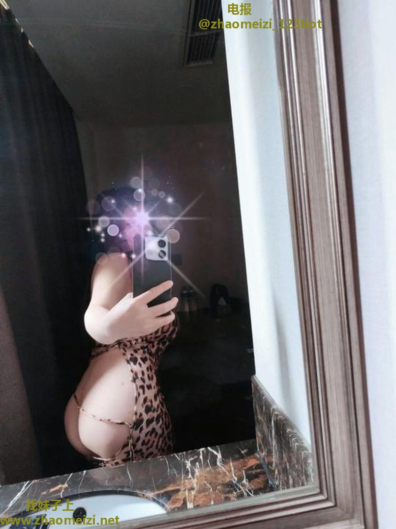 丰满巨乳红儿