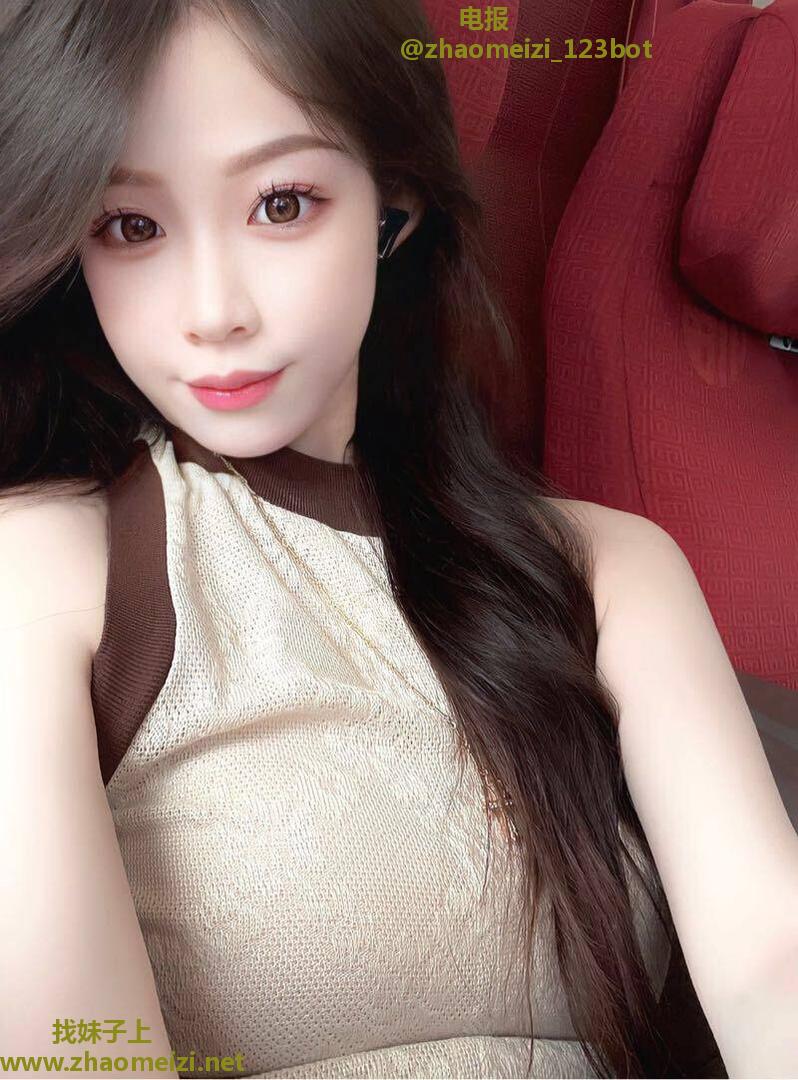 年轻性感苗条少妇