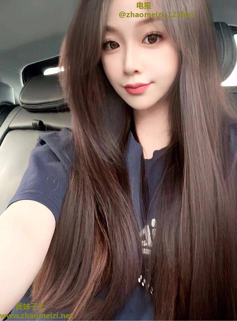 年轻性感苗条少妇