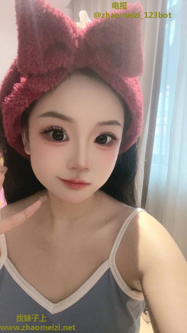 白嫩光滑诱人女大