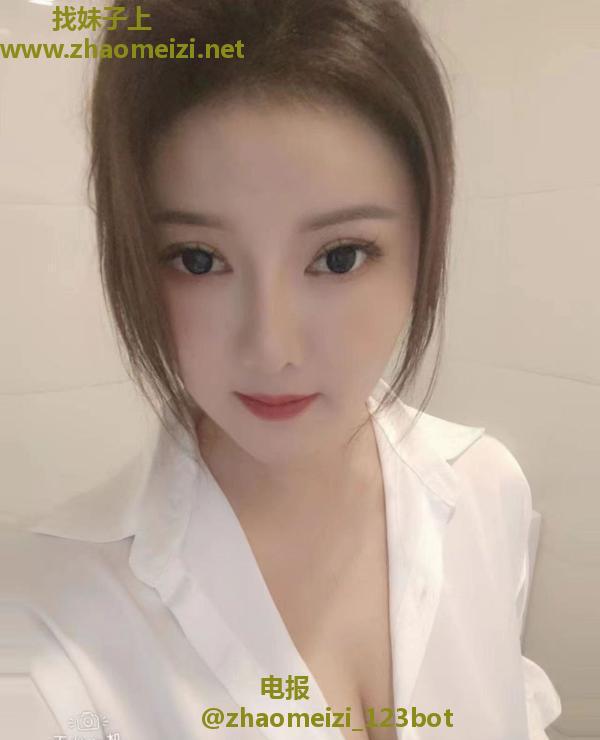 性感翘臀大奶妹萱萱