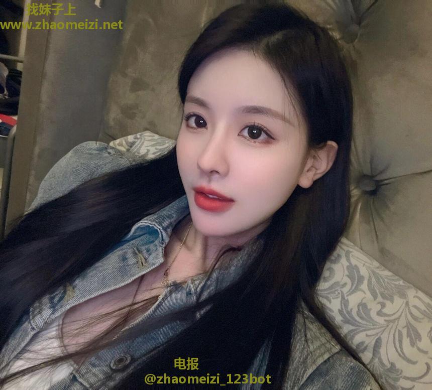 天津少女的嫩乳小女友