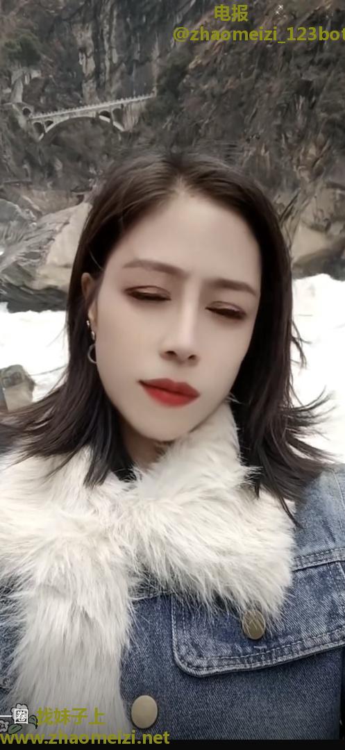 舞厅小少妇很苗条