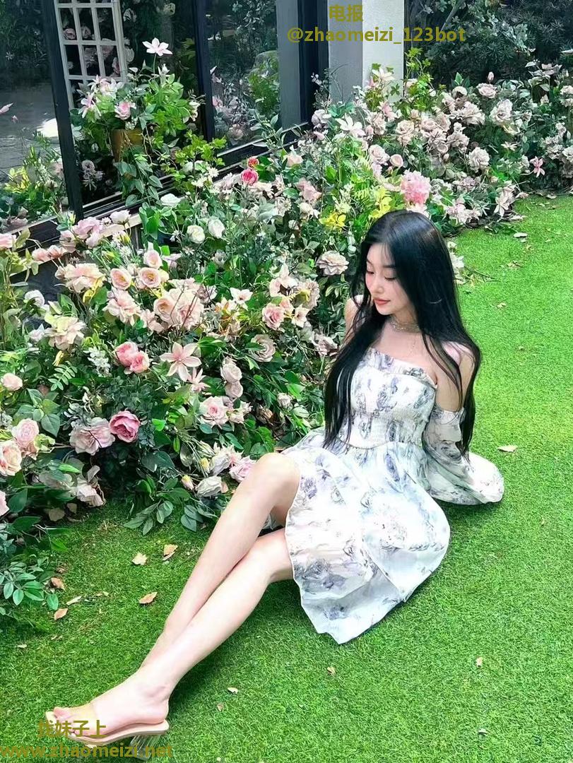 丰隆城天然美乳小妹