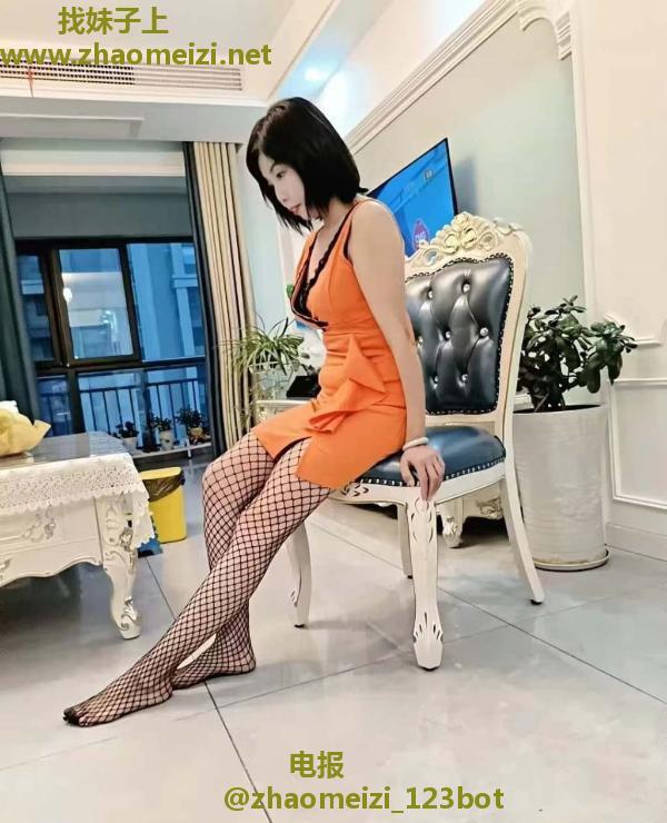包臀裙吊带少妇