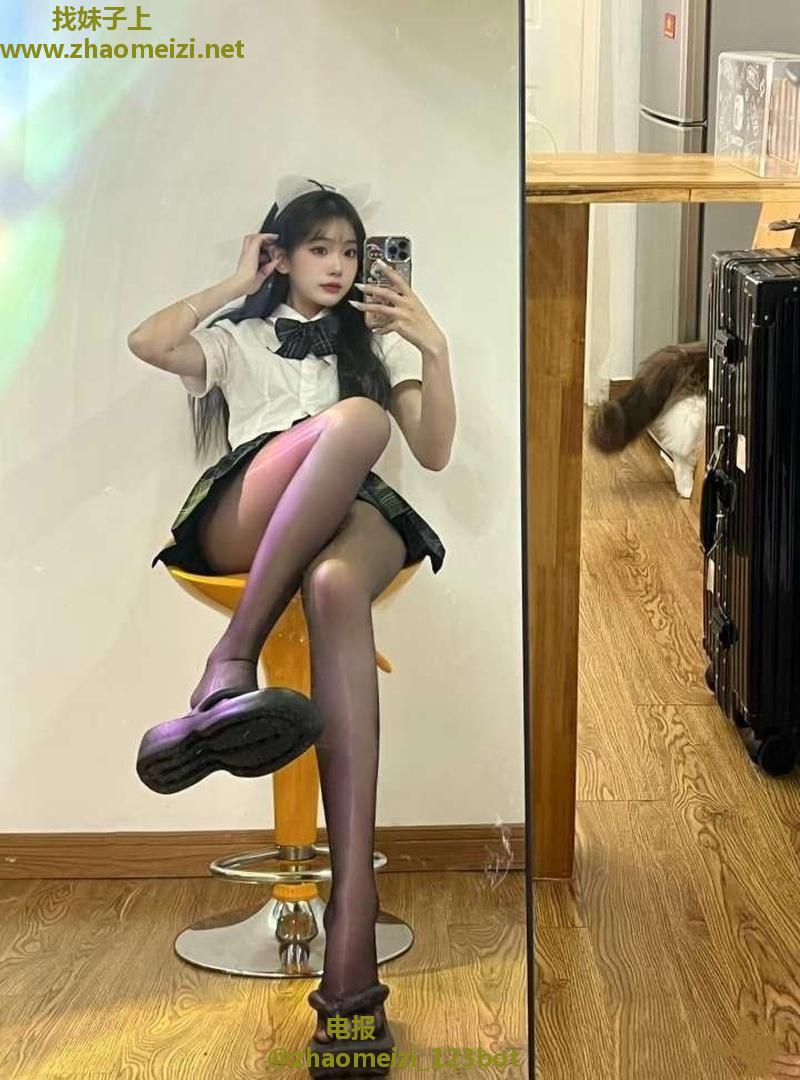 长腿黑丝反差萌妹