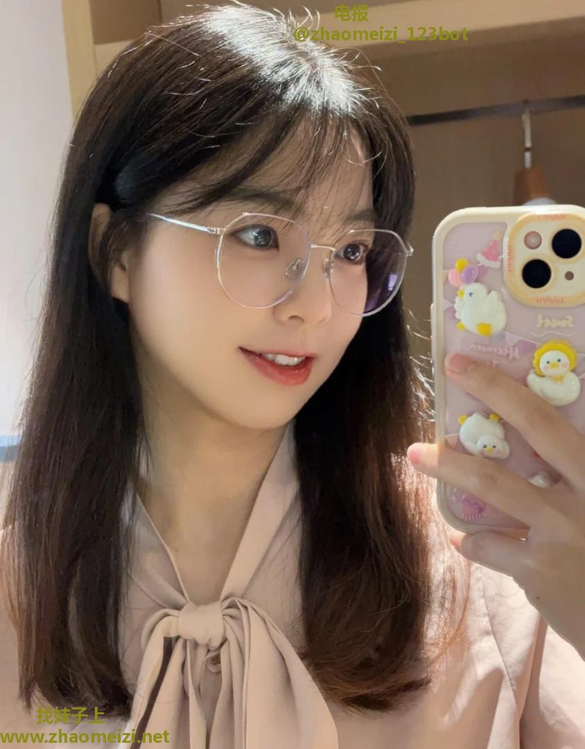 反差白嫩眼镜妹