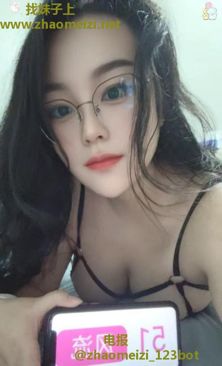 舌吻眼镜骚女兰兰