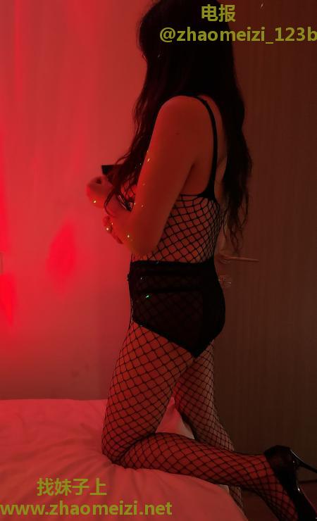气质苗条眼镜少妇