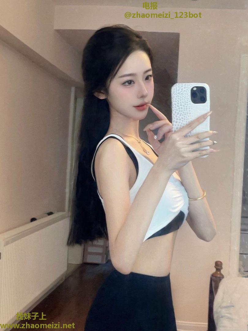 白皙光滑苗条大姐姐