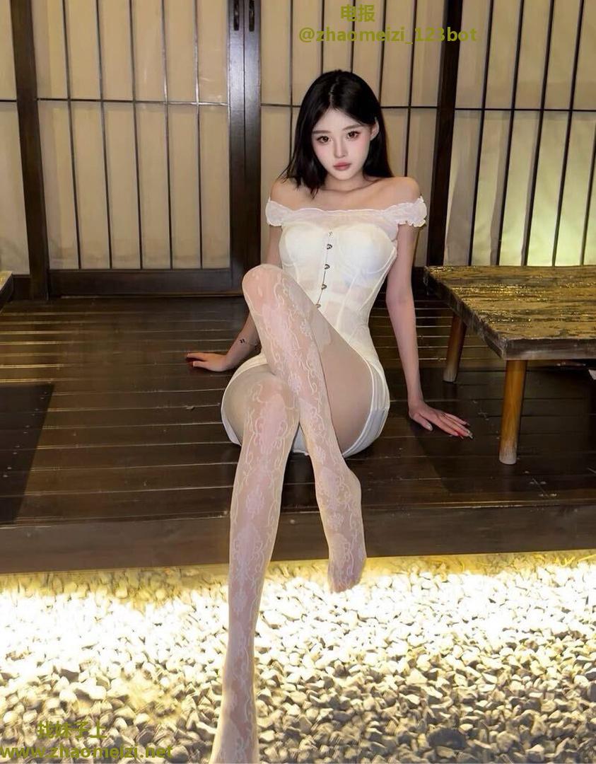 长腿白丝御姐