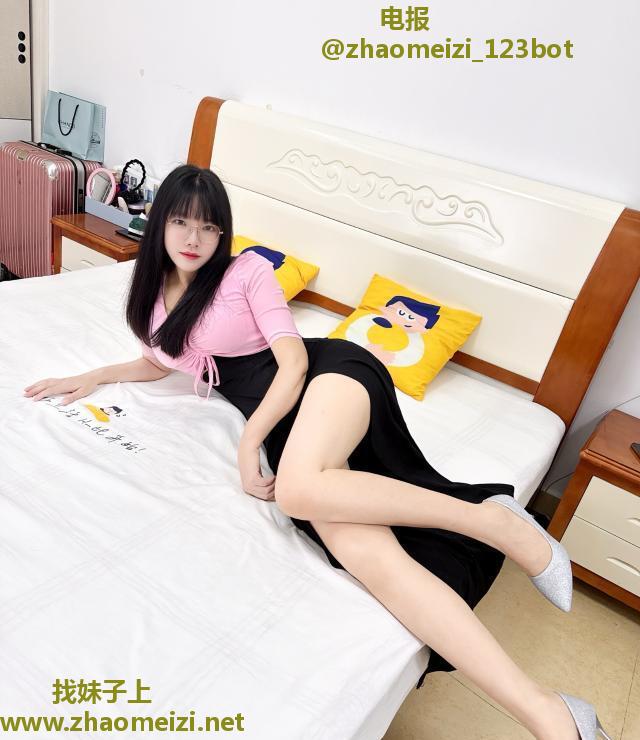 虎丘丰润诱人眼镜妹