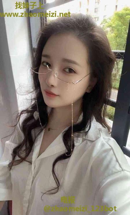 性感眼镜妹