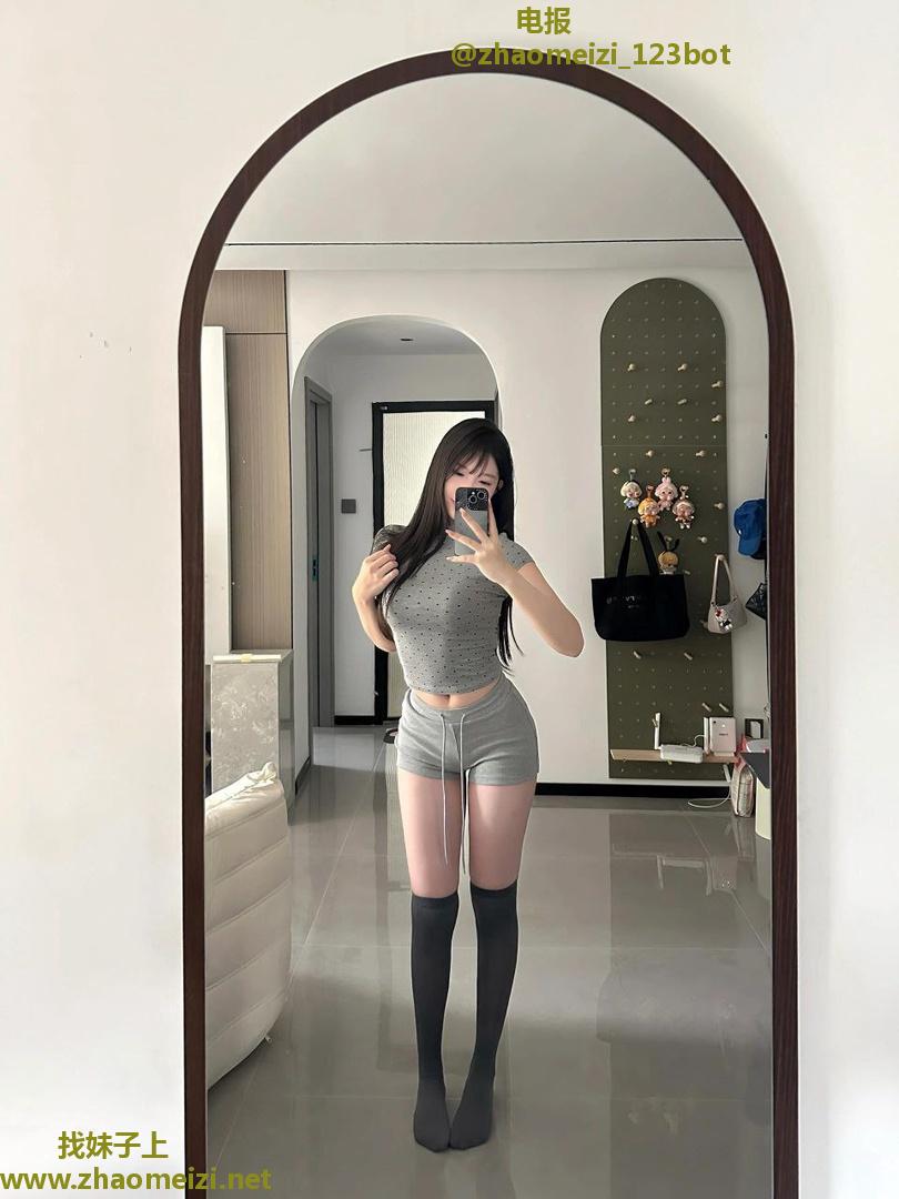 长腿性感诱人嫩模
