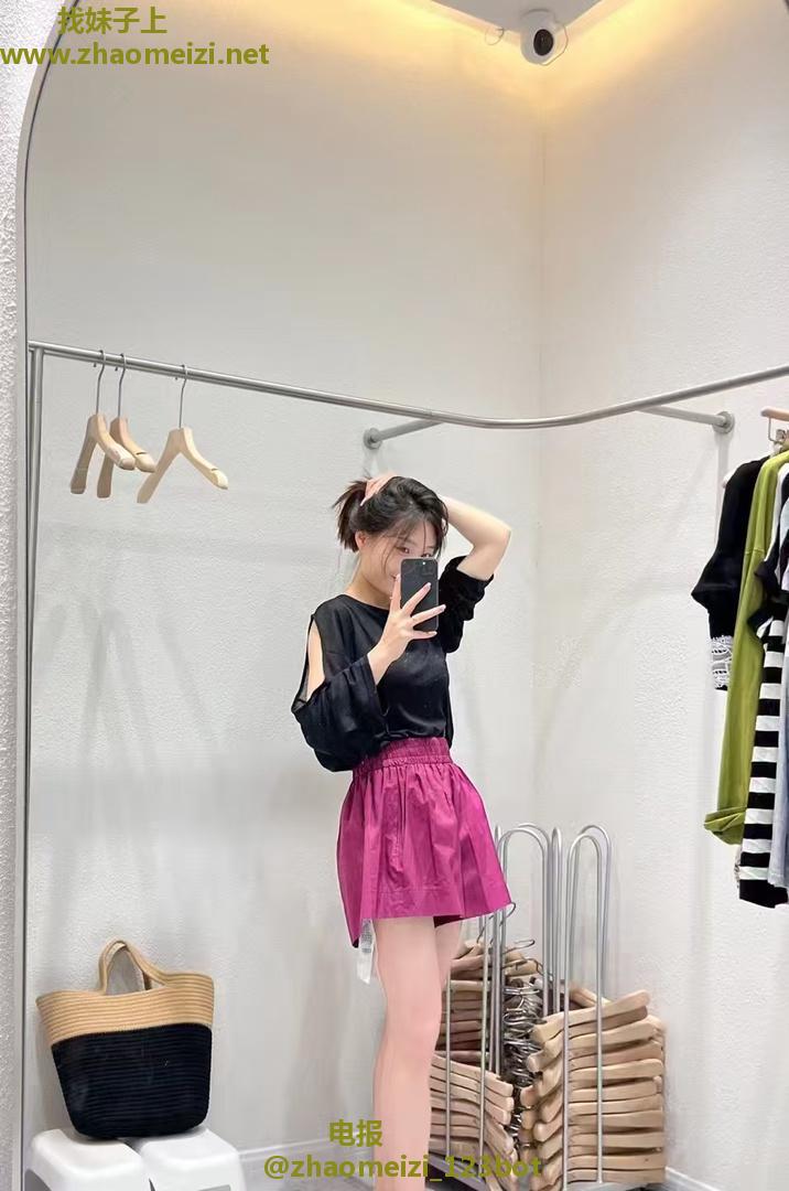 白天永泰性感小妮