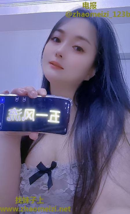 服务型苗条少妇