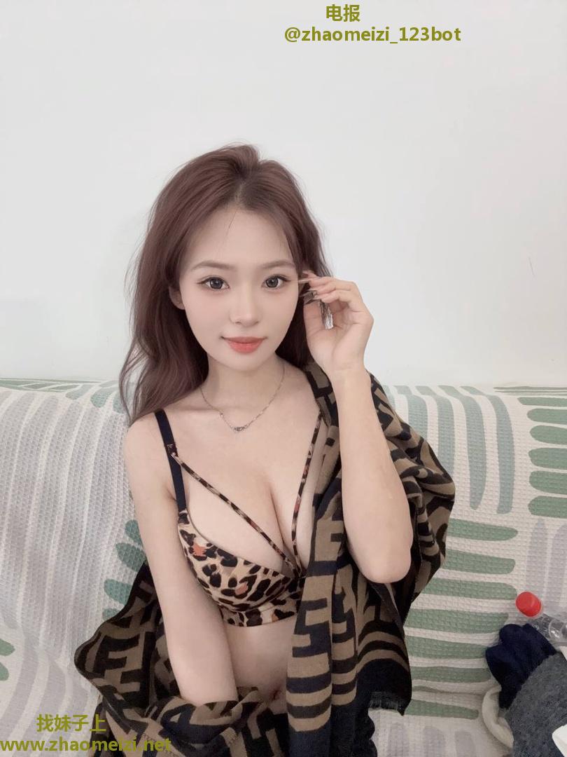 性感豹纹年轻巨乳小妹