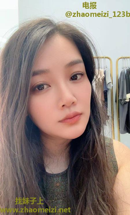 滨湖玩的开放的美女