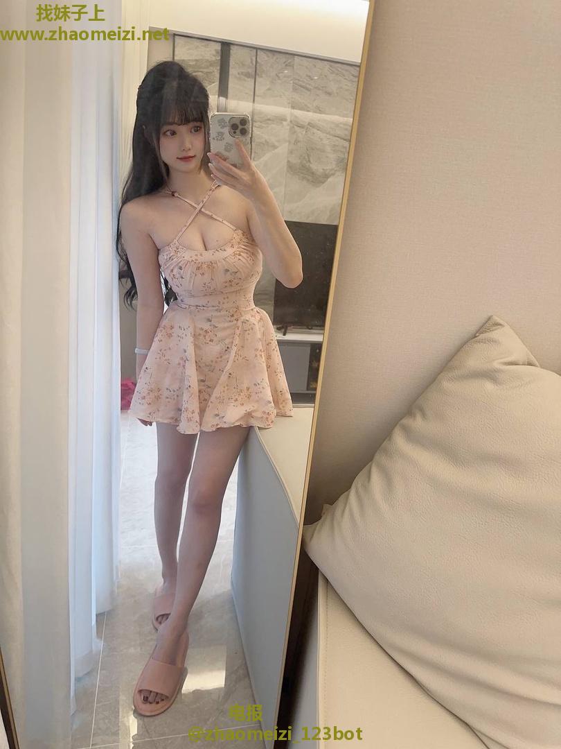 清纯反差白嫩多汁妹