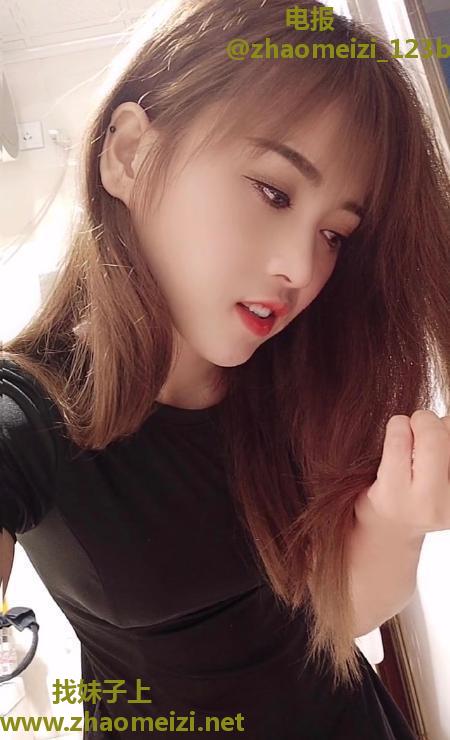 苗条靓妹菲菲