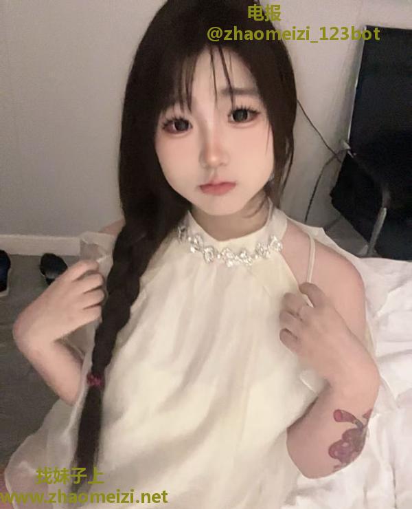 wt三点粉白虎嫩妹