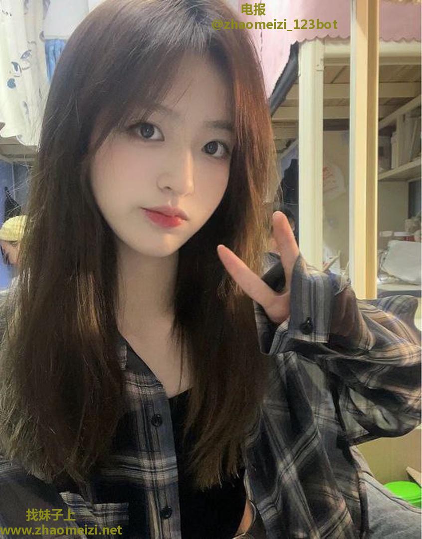 下面粉嫩美鲍在校女大