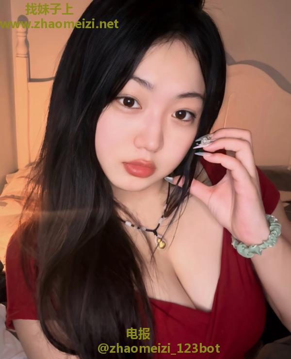 可舌吻肉感妹子