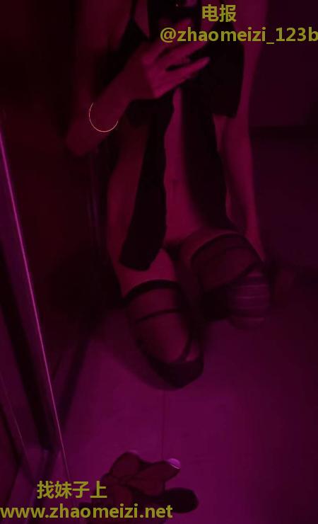 很哇塞的小妹子