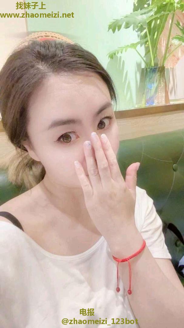 小店美艳小姐姐