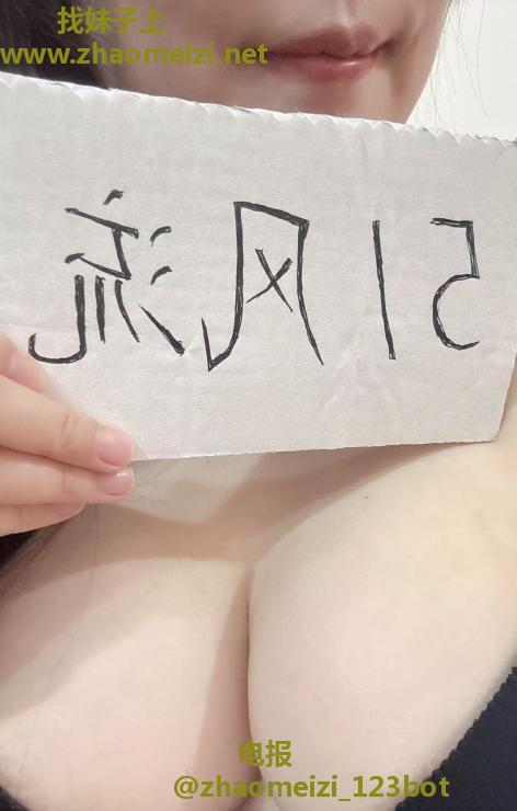 很哇塞的小姐姐