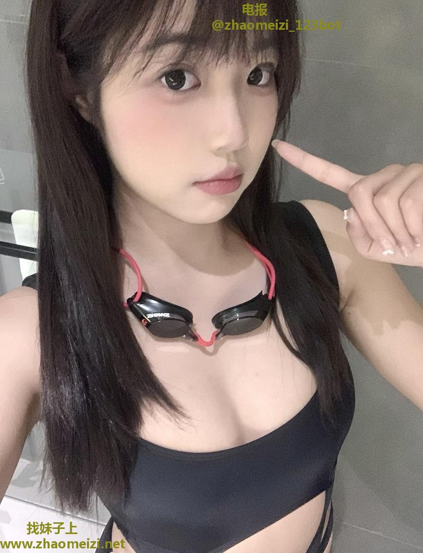 热爱游泳的在校大学生