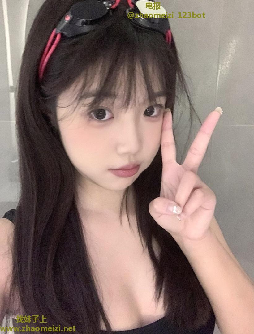 热爱游泳的在校大学生