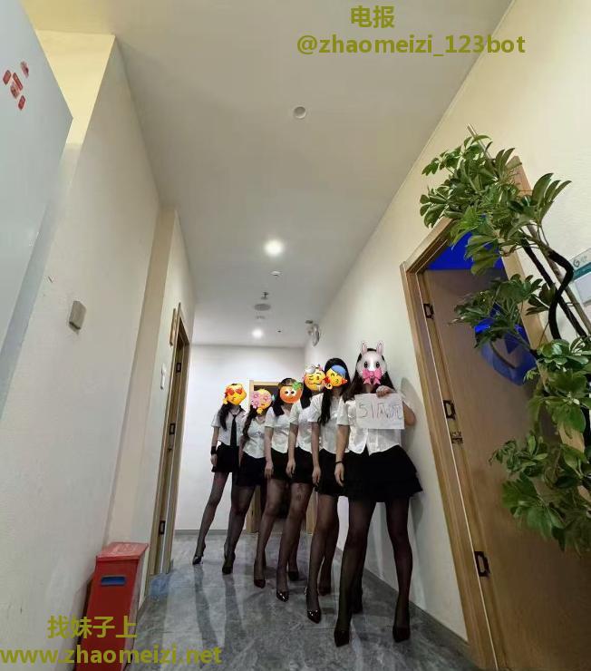 清涩8位小姐姐在店