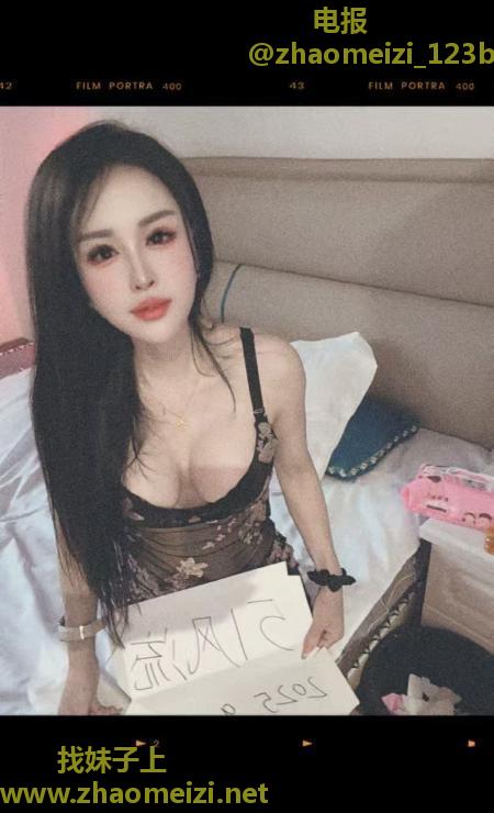 礼嘉肤白大胸少妇