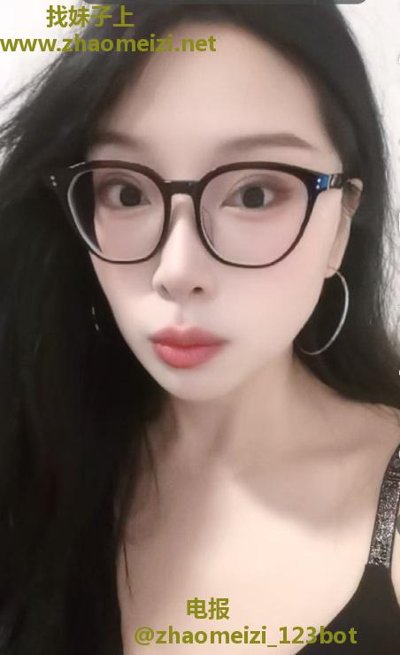 天河眼镜少妇芯芯