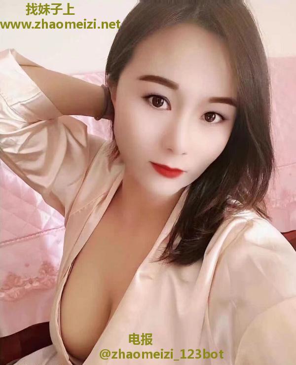 舌吻风骚丰满少妇