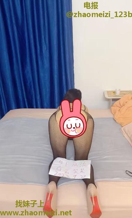 白云少妇笑笑