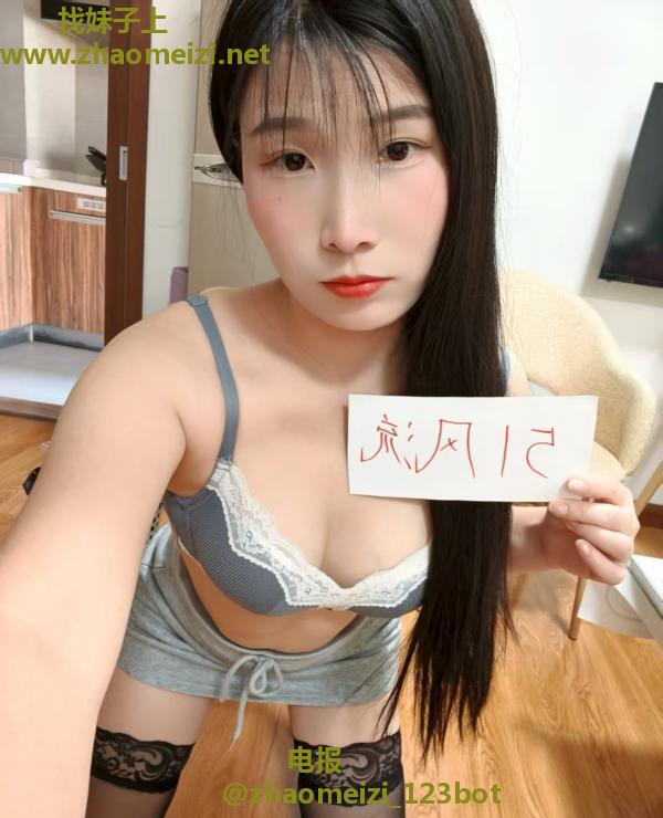 白嫩骚女