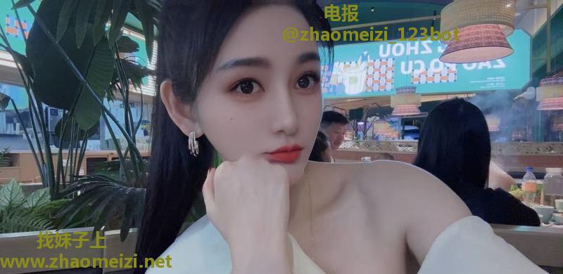 舞蹈老师雅雯流连忘返