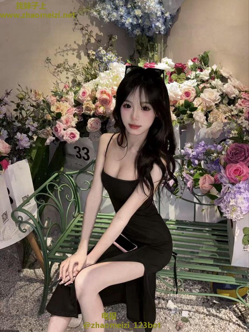 苗条小巧萌妹