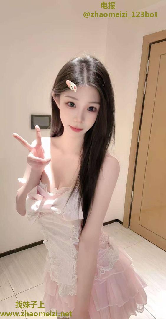 苗条细嫩小妹