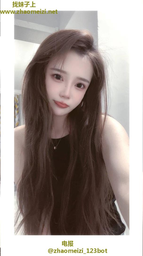 年轻苗条嫩妹