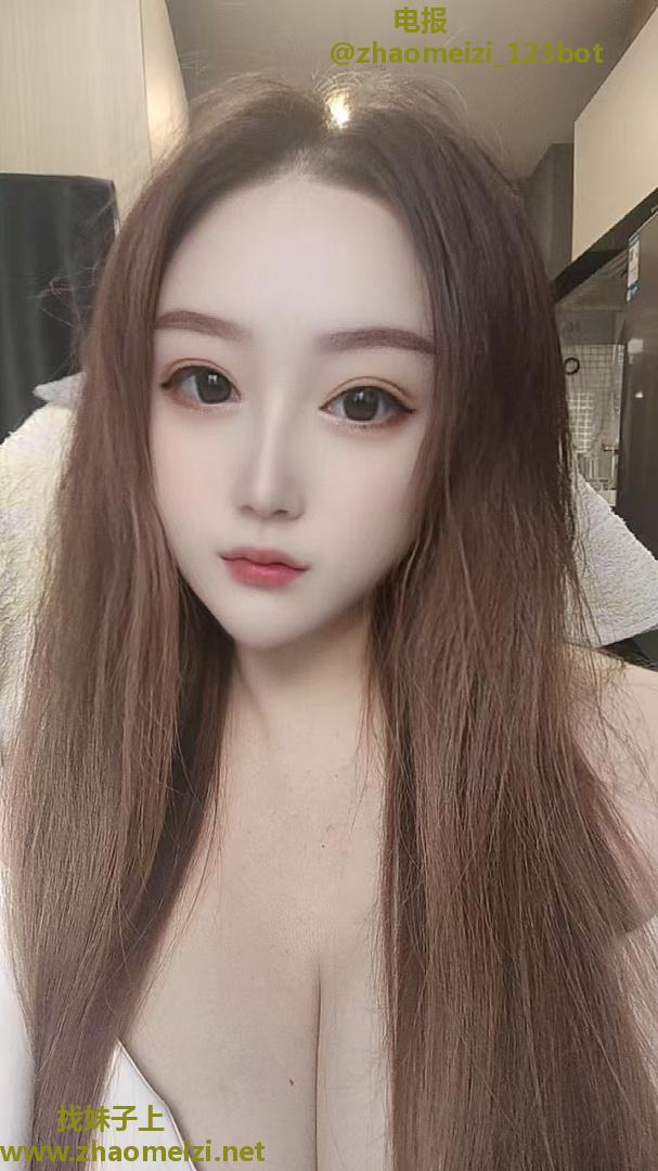 小妹子紧致小翘臀