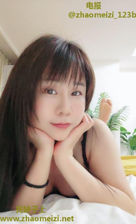 白云舌吻少妇