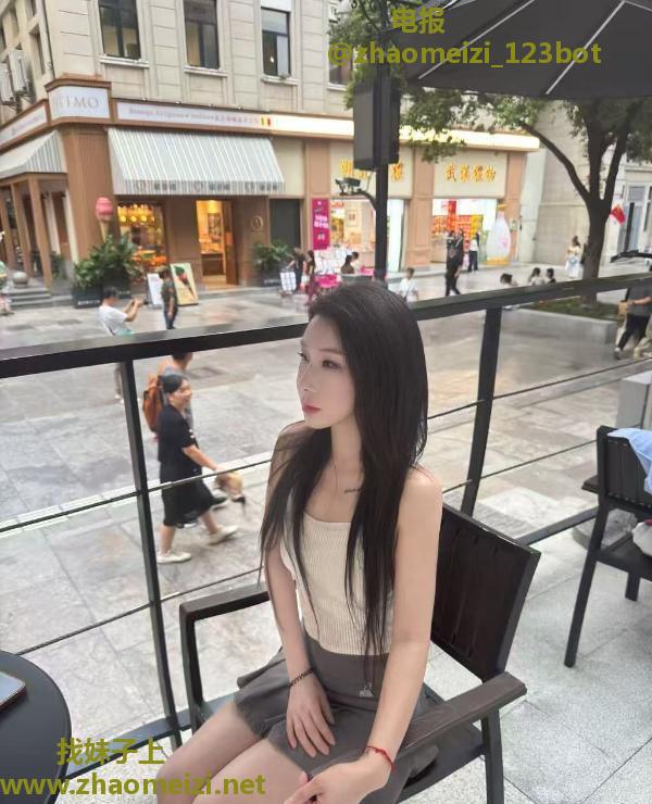 江岸小美女