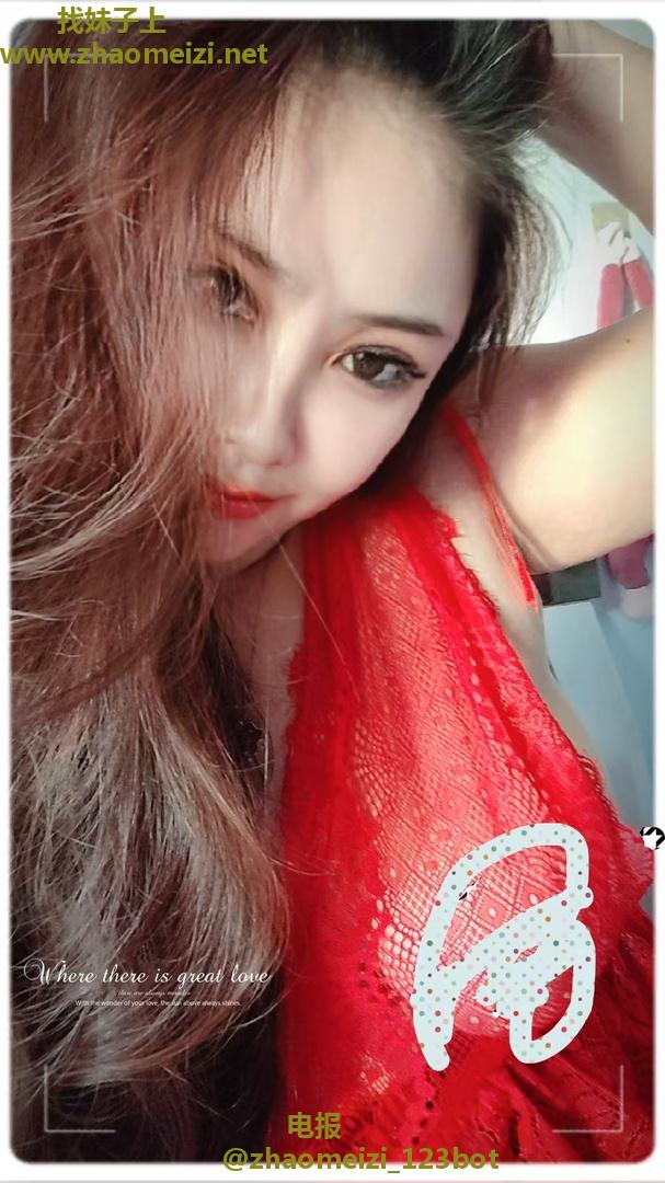 身材白净小美女