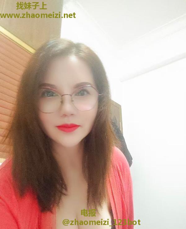 白云闷骚包臀熟女