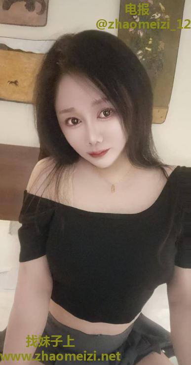 白皙胸大的小姐姐